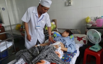 Vỡ thận vì ngã vào dải phân cách